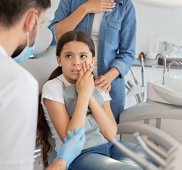 a child visiting their emergency dentist 