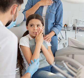 a child visiting their emergency dentist