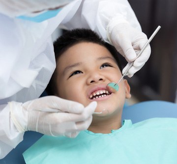 a child visiting their emergency dentist